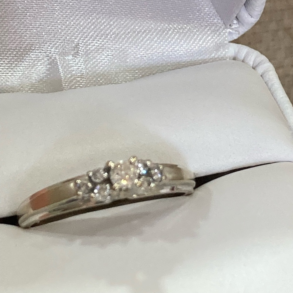 14k Elegant white gold  Diamond Ring - Picture 9 of 11